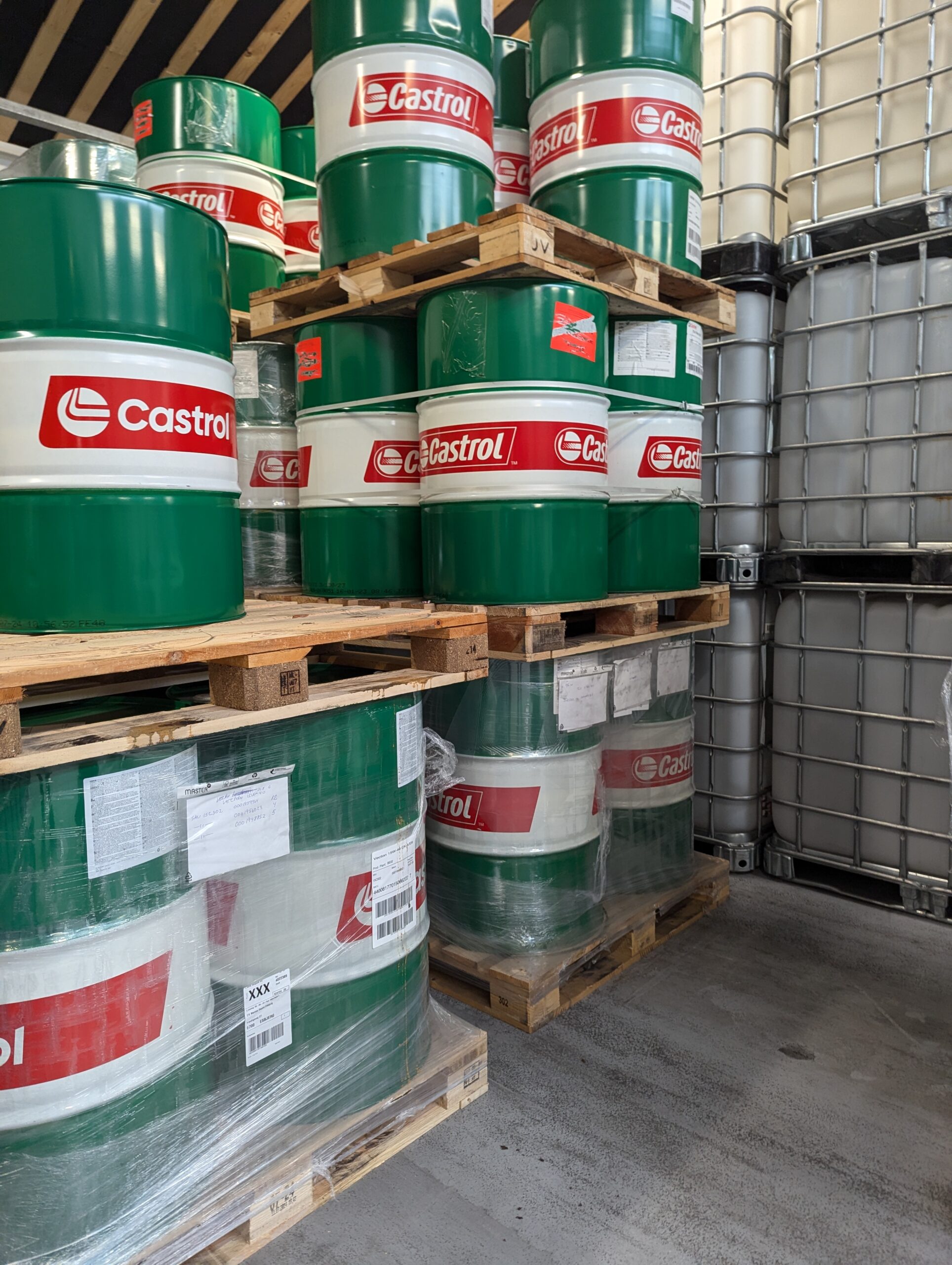 Esbjerg Marine Supply leverer Castrol olie til både, biler og maskiner.