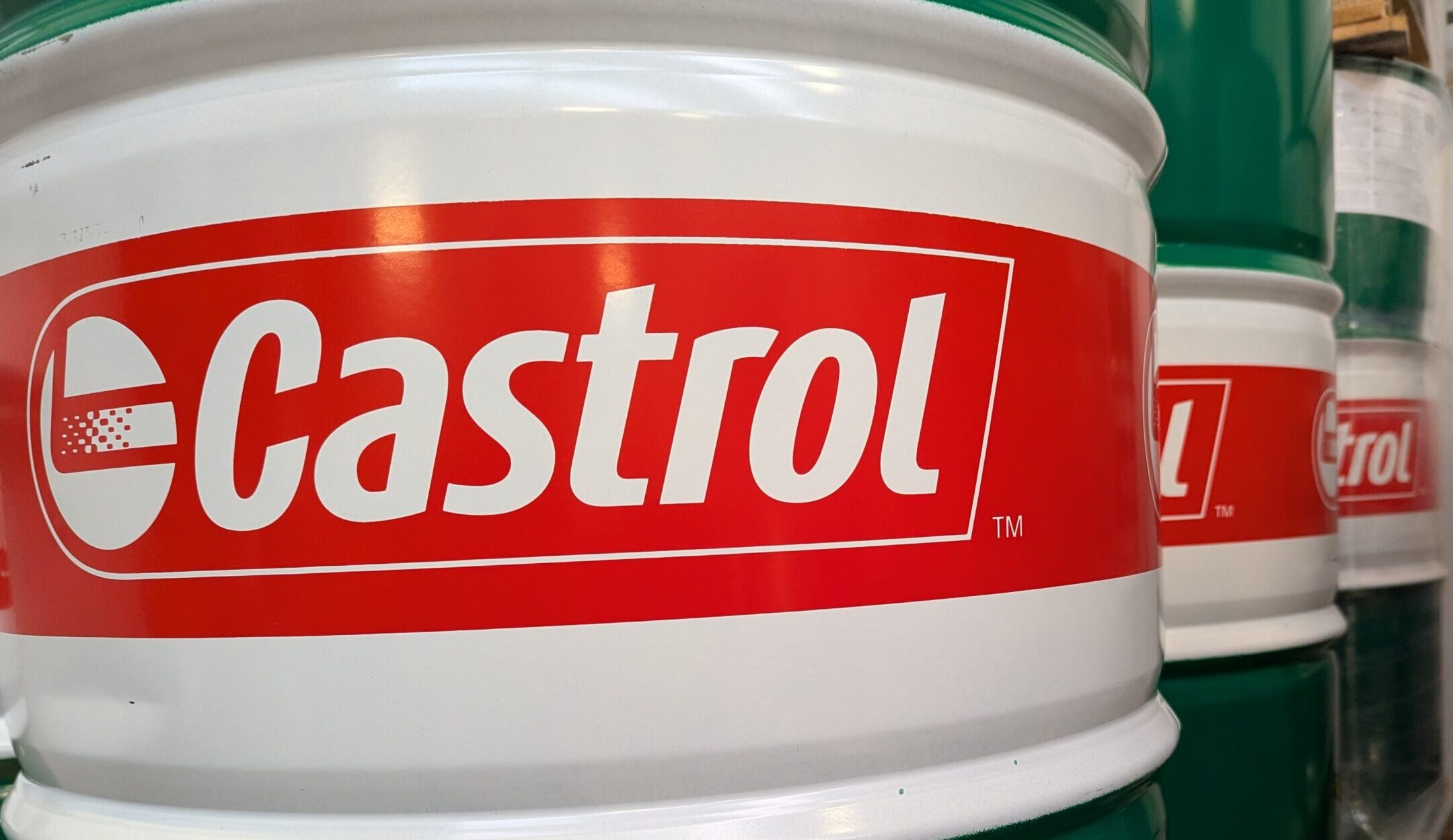 Bredt udvalg af Castrol olie i Esbjerg – kvalitetsolier til marine og industri. Esbjerg Marine Supply, Danmarks officielle Castrol-partner, leverer olieprodukter skræddersyet til professionelle behov.